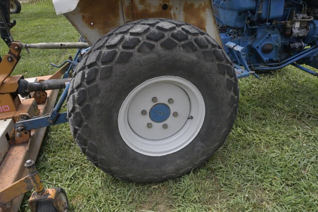 Image of Ford 1700 equipment image 4
