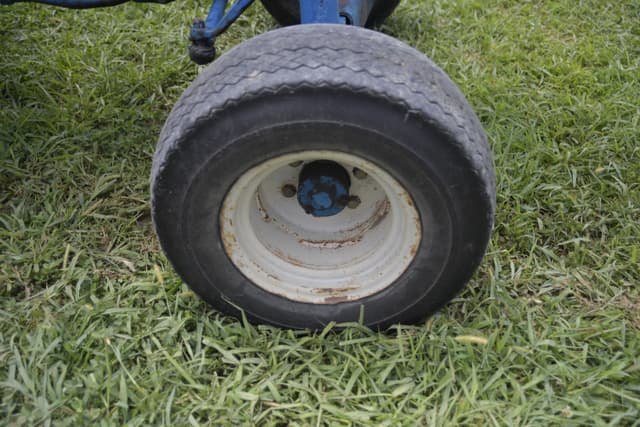 Image of Ford 1700 equipment image 1
