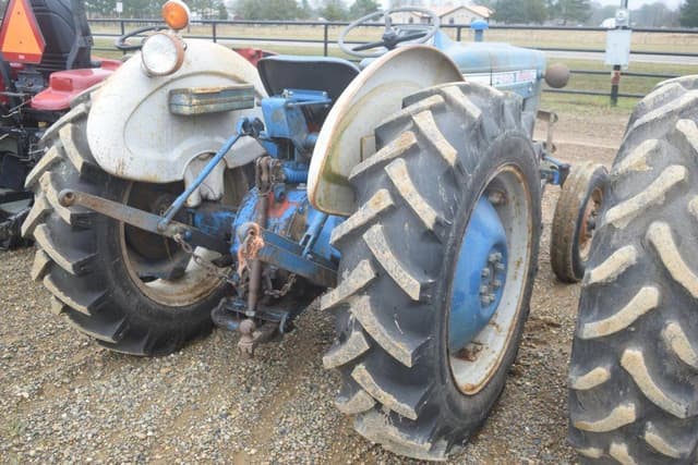 Image of Ford 2000 equipment image 2