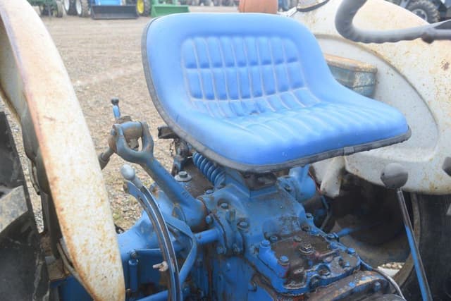 Image of Ford 2000 equipment image 4