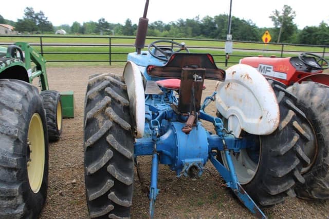 Image of Ford 2000 equipment image 3