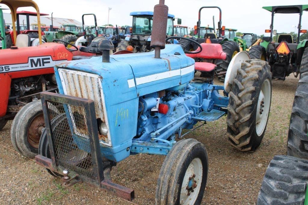 Ford 2000 Equipment Image0