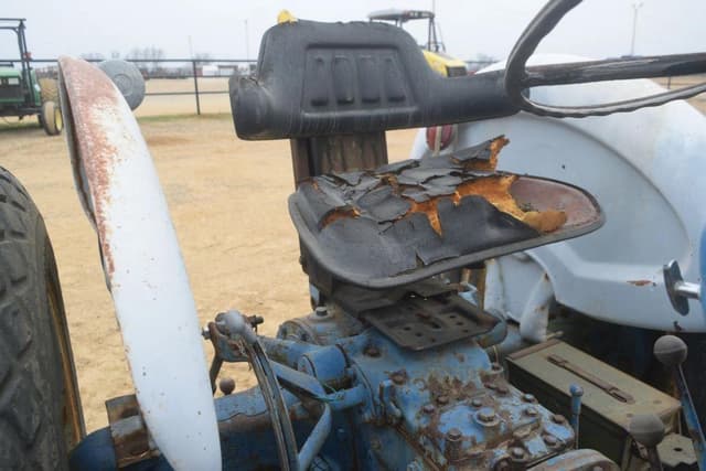 Image of Ford 2000 equipment image 4