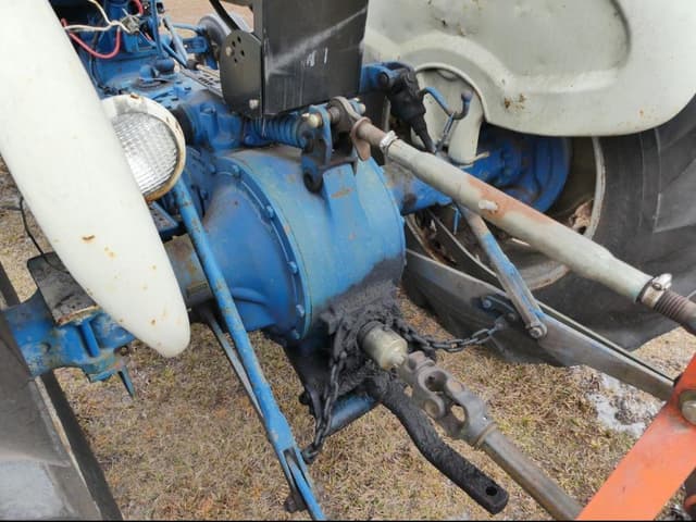 Image of Ford 2000 equipment image 4