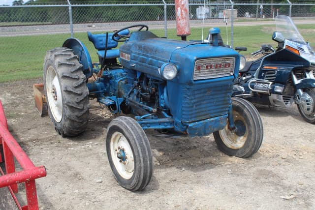 Image of Ford 2000 equipment image 2