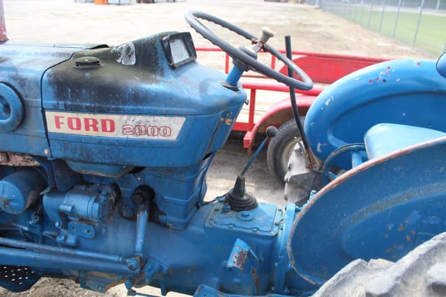 Image of Ford 2000 equipment image 3