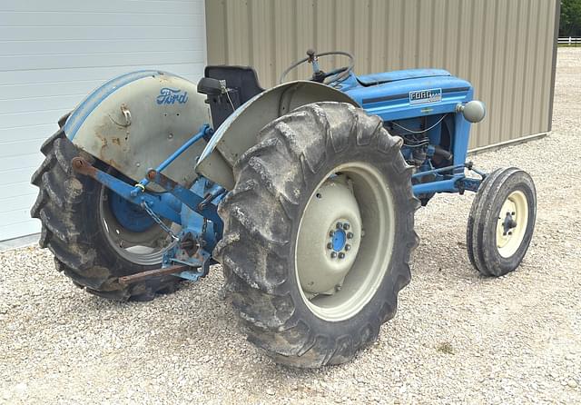 Image of Ford 2000 equipment image 4
