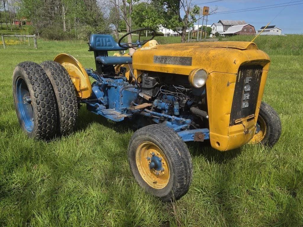 Ford 2000 Equipment Image0