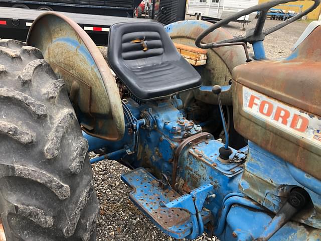 Image of Ford 2000 equipment image 4