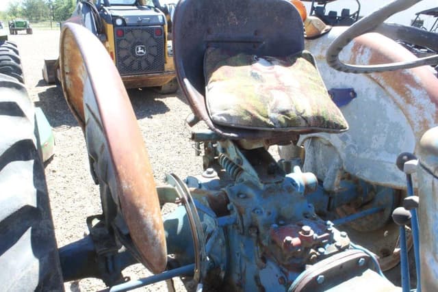 Image of Ford 2000 equipment image 4