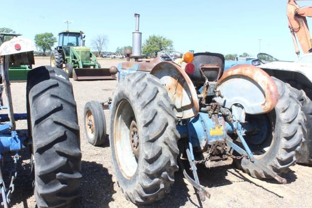 Image of Ford 2000 equipment image 1