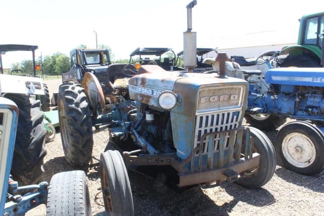 Image of Ford 2000 equipment image 3