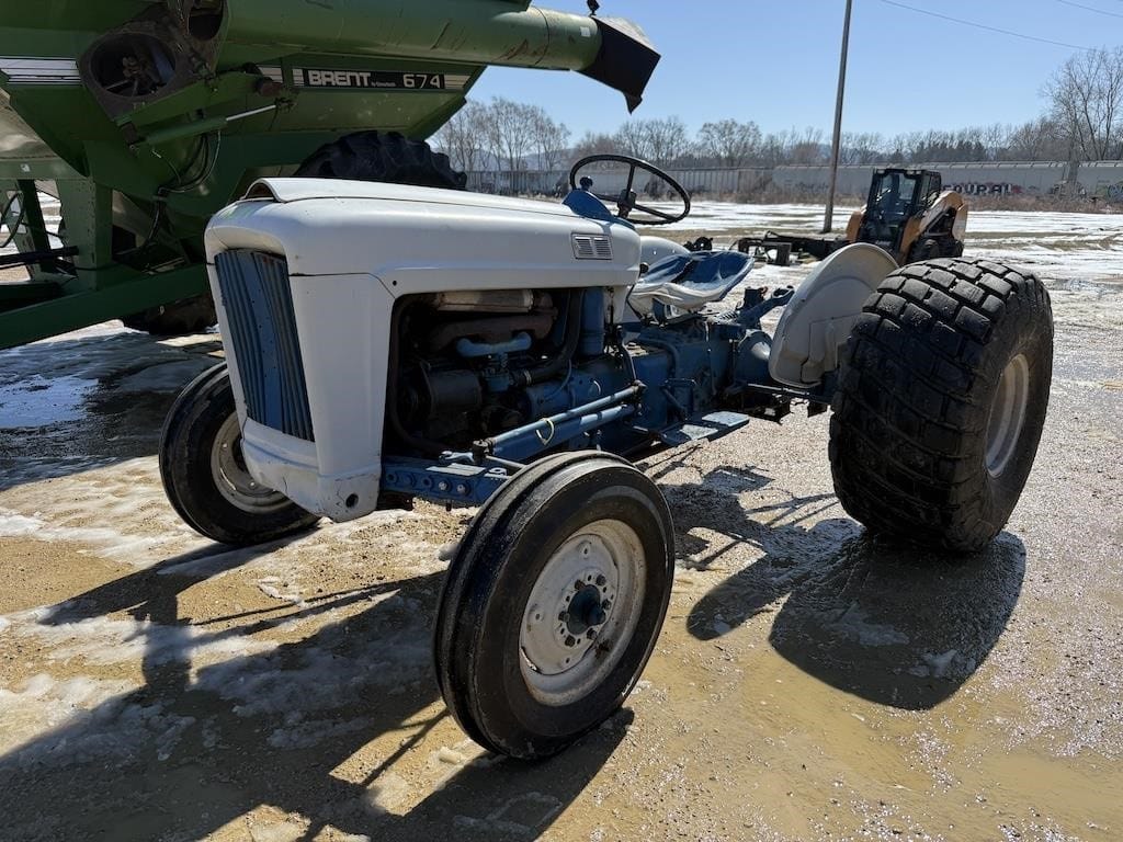 Ford 2000 Equipment Image0