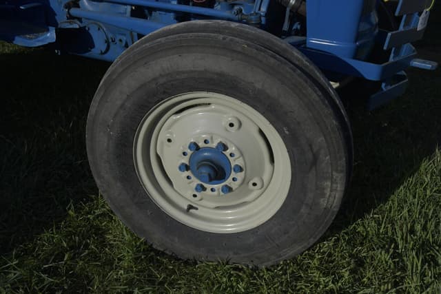 Image of Ford 2000 equipment image 1