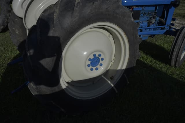Image of Ford 2000 equipment image 3
