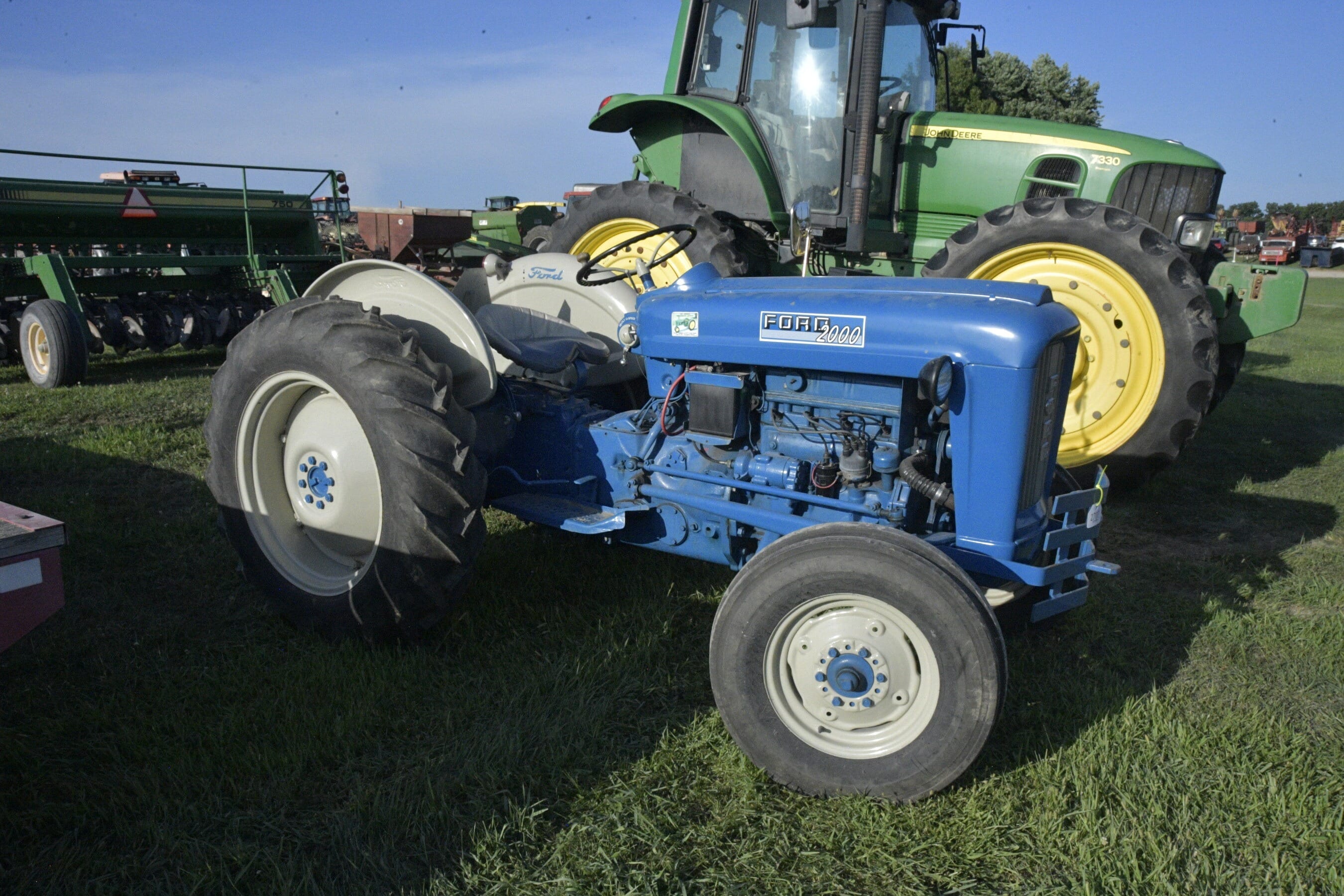 Ford 2000 Equipment Image0