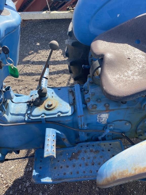 Image of Ford 2000 equipment image 3