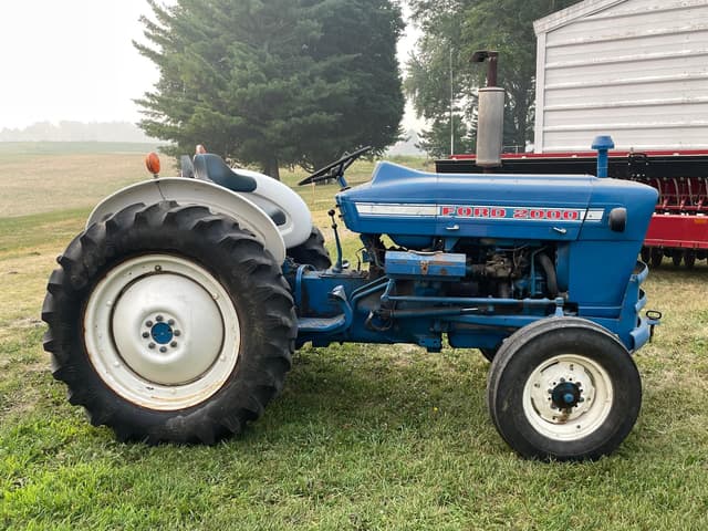 Image of Ford 2000 equipment image 3