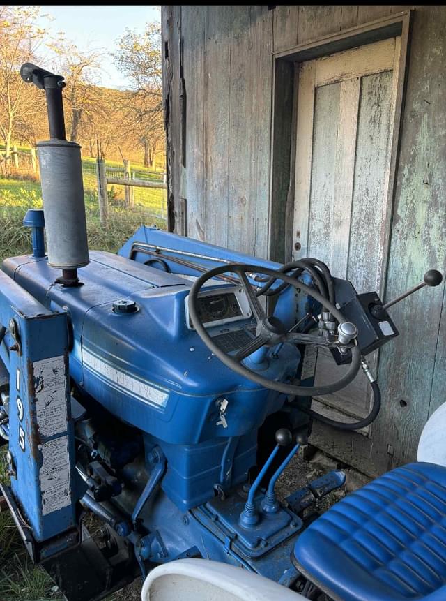 Image of Ford 2000 equipment image 4