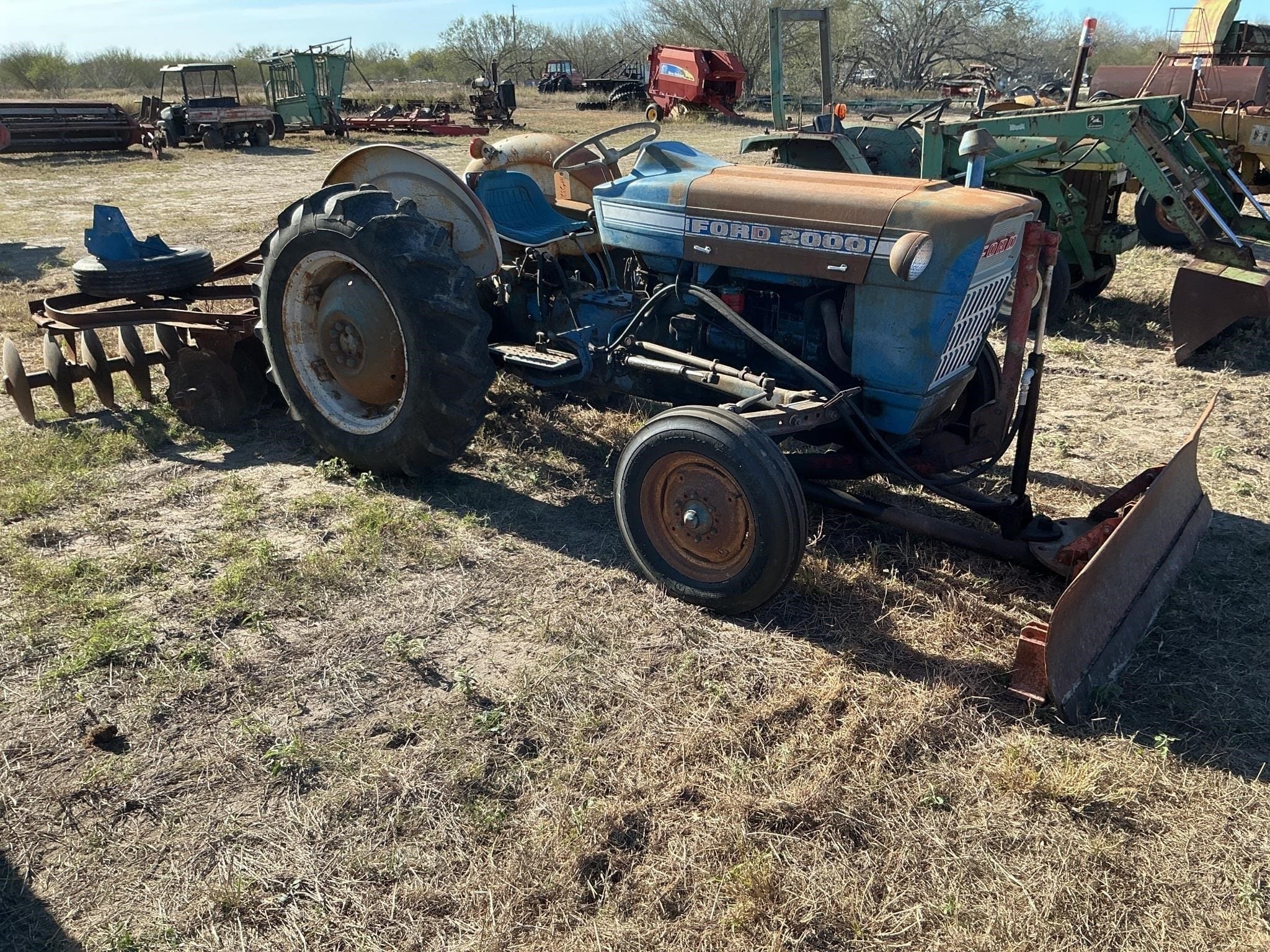 Ford 2000 Equipment Image0