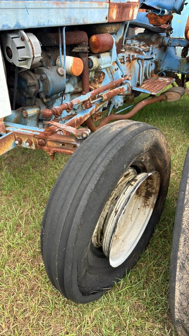 Image of Ford 2310 equipment image 3