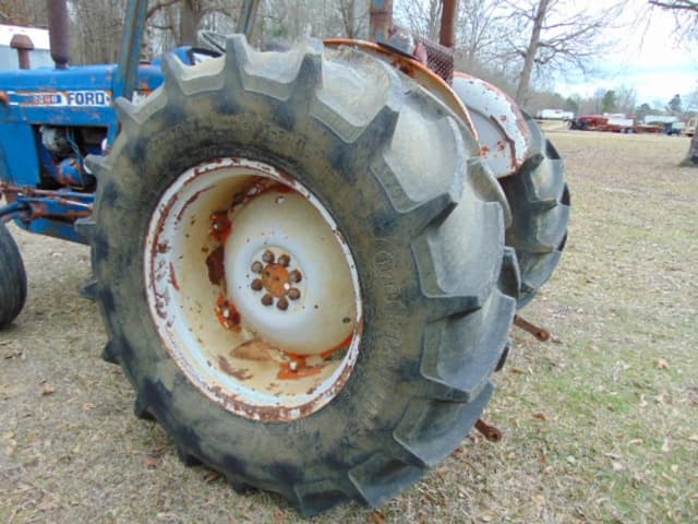 Image of Ford 2600 equipment image 3