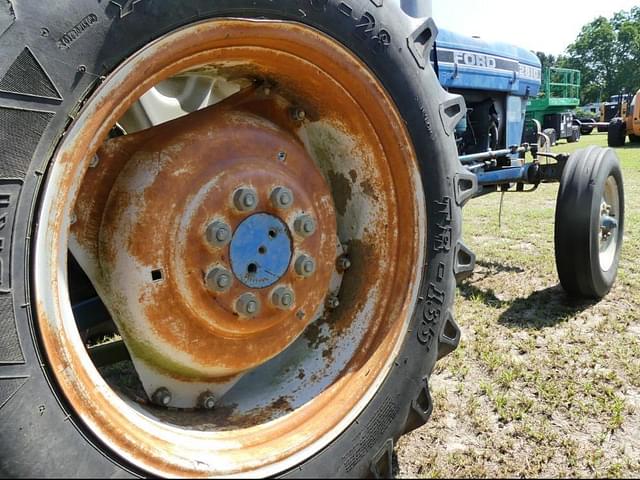 Image of Ford 2810 equipment image 3
