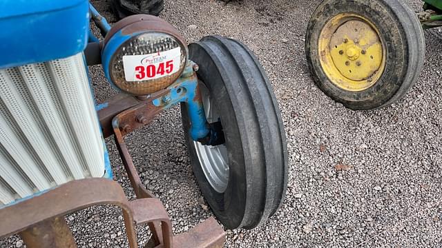 Image of Ford 2810 equipment image 4