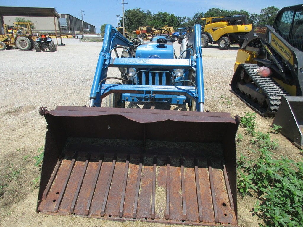 1990 Ford 3230 Equipment Image0
