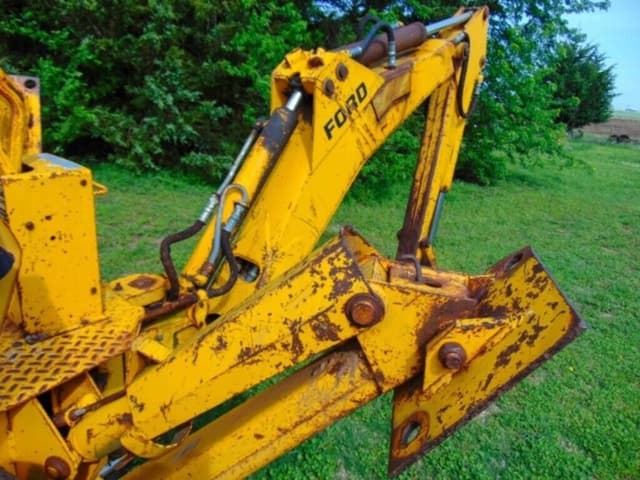Image of Ford 335 equipment image 4