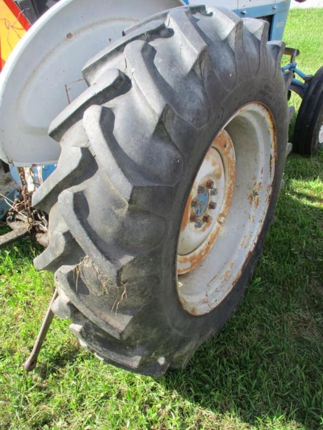 Image of Ford 3400 equipment image 4