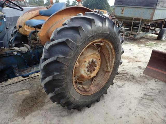 Image of Ford 3600 equipment image 4