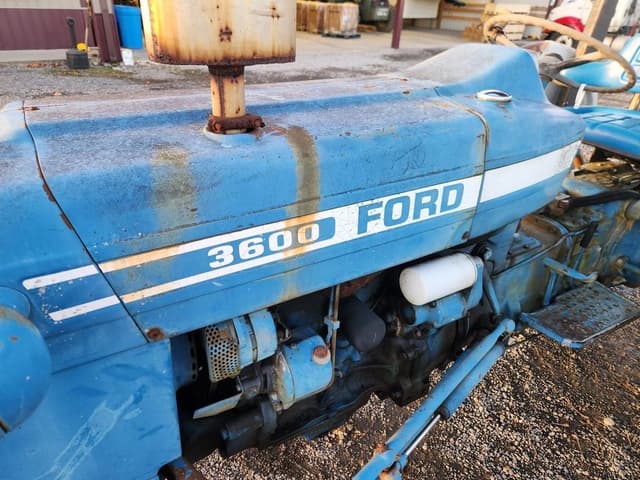 Image of Ford 3600 equipment image 4