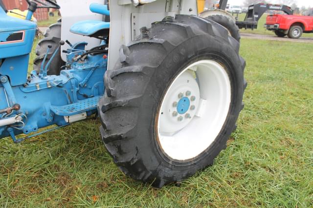 Image of Ford 3910 equipment image 3