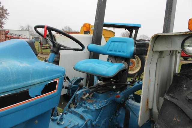 Image of Ford 3910 equipment image 4