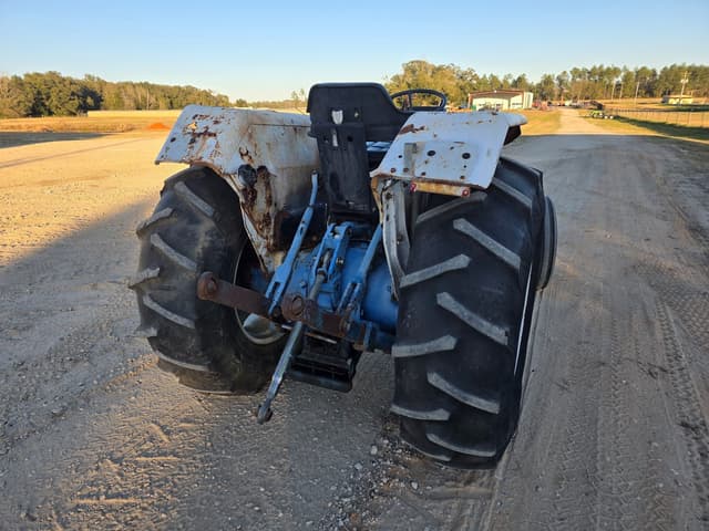 Image of Ford 3910 equipment image 3