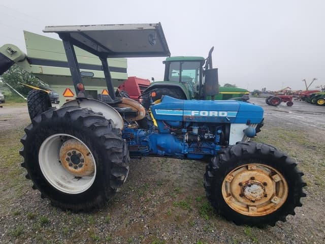 Image of Ford 3910 equipment image 3