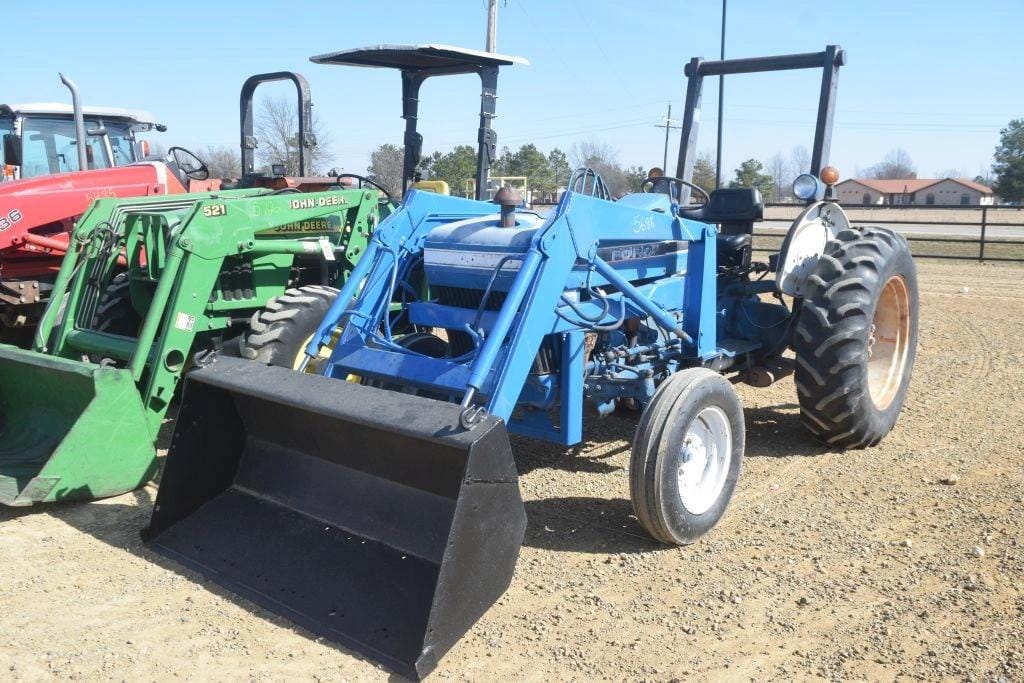 Ford 3910 Equipment Image0