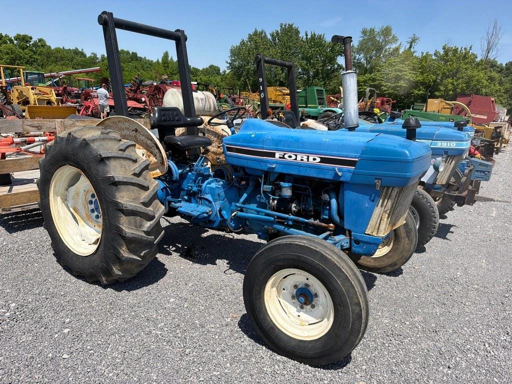 Ford 3910 Equipment Image0