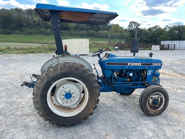 Image of Ford 3910 equipment image 4