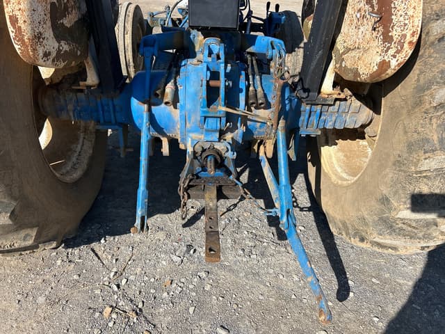 Image of Ford 3910 equipment image 3