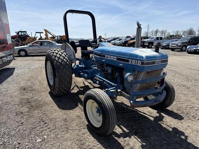 Image of Ford 3910 equipment image 3