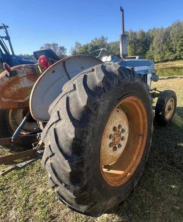 Image of Ford 3910 equipment image 4