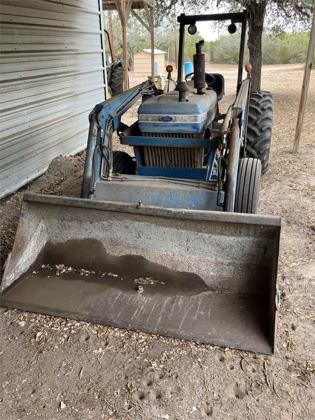 Image of Ford 3910 equipment image 2