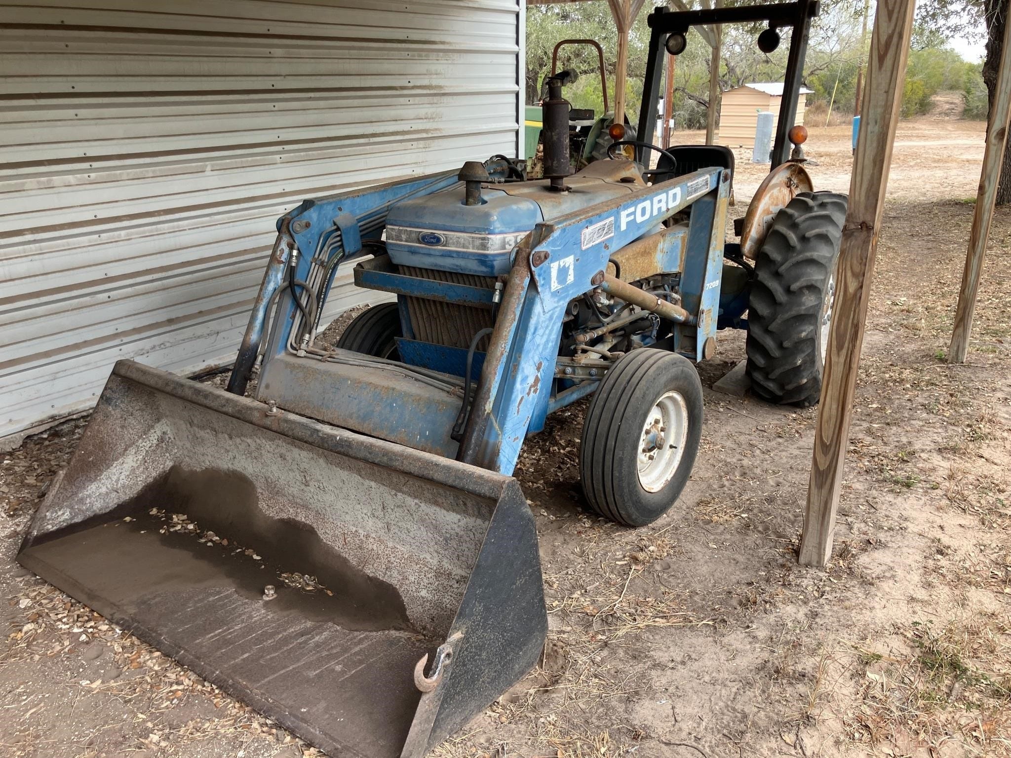 Ford 3910 Equipment Image0