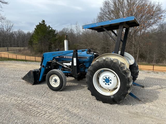 Image of Ford 3910 equipment image 3