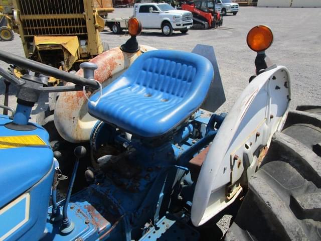 Image of Ford 3910 equipment image 4