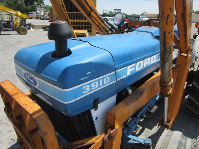 Image of Ford 3910 equipment image 3