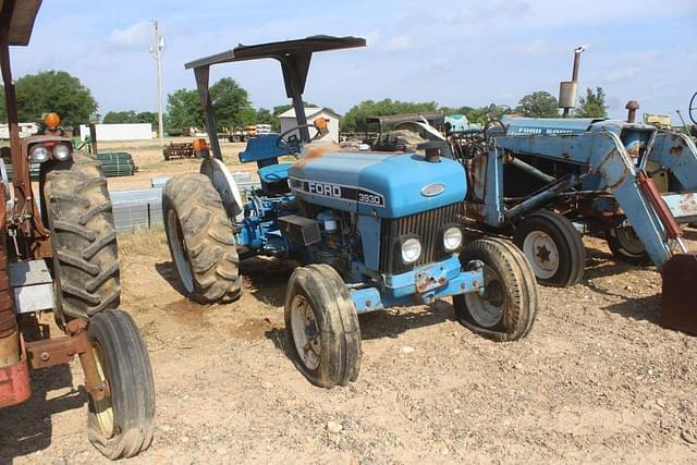 Image of Ford 3930 equipment image 2
