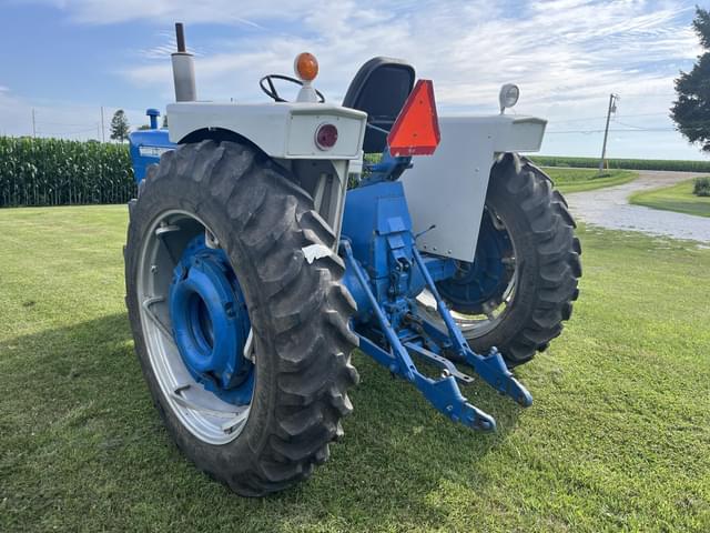 Image of Ford 4000 equipment image 3